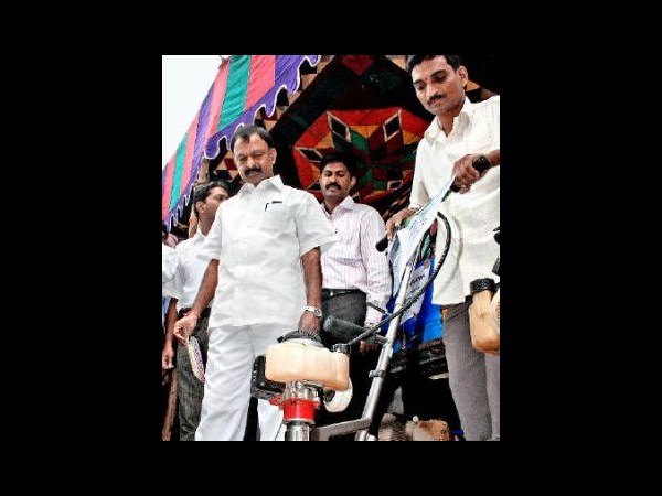 తెలుగోడి ప్రచారం, హీరోయిన్ల ఎక్స్ట్రా(పిక్చర్స్)