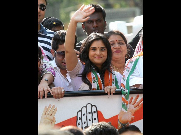 తెలుగోడి ప్రచారం, హీరోయిన్ల ఎక్స్ట్రా(పిక్చర్స్)