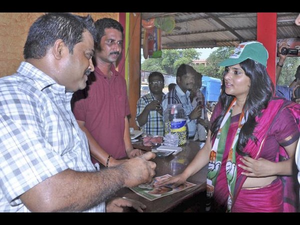 తెలుగోడి ప్రచారం, హీరోయిన్ల ఎక్స్ట్రా(పిక్చర్స్)