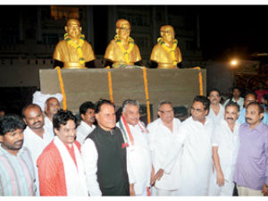 CNR statue at Visakha along with Viswanatha CNR statue at Visakha along with Viswanatha