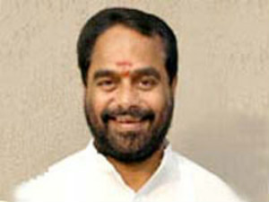 తెలుగుదేశం పార్టీ అధ్యక్షుడు నారా చంద్రబాబు నాయుడు ఉత్తరాంధ్రలో మరొక సీనియర్ నేత షాక్ ఇచ్చే అవకాశాలు కనిపిస్తున్నాయి. ఇప్పటికే ఆ ప్రాంతంలో సీనియర్ నేత అయిన దాడి వీరభద్ర రావు ఇటీవలే వైయస్సార్ కాంగ్రెసు పార్టీలో చేరారు. తాజాగా శ్రీకాకుళం జిల్లాకు చెందిన సీనియర్ నేత దాడి వీరభద్ర రావు కూడా ఆదే దారిలో నడిచే అవకాశాలు ఉన్నాయనే ప్రచారం జోరుగా సాగుతోంది. తమ్మినేని టిడిపిలో కీలక నేత. ఇతను ఇప్పుడు వైయస్సార్ కాంగ్రెసు పార్టీ వైపు అడుగులు వేస్తున్నారట. శ్రీకాకుళం లోక్సభ టిక్కెట్తో పాటు, ఆమదాలవలస అసెంబ్లీ టిక్కెట్, మున్సిపల్ చైర్మన్ పదవులు తాను సూచించిన వారికి కేటాయిస్తే వైయస్సార్ కాంగ్రెసు పార్టీలో చేరతానని ఆయన షరతులు విధించారని, దీనిపై పార్టీ నాయకత్వం స్పష్టమైన హామీ ఇవ్వకపోవడం వల్లే జాప్యం జరుగుతోందట. పార్టీ పటిష్ఠానికి కృషి చేస్తే తర్వాత ఆలోచిద్దామని జగన్ పార్టీ తమ్మినేనికి సూచించిందట. జగన్ పార్టీ నేత వైవి సుబ్బారెడ్డి ద్వారా జరిపిన ఈ చర్చలపై నిర్ణయం వెలువడకపోవడంతో తమ్మినేని కొద్దికాలంగా స్తబ్దుగా ఉంటున్నారంటున్నారు. ఆయన టిడిపిని వీడటం ఖాయమని, అదెప్పుడు జరుగుతుందో వేచి చూడాలంటున్నారు. గత ఎన్నికలకు ముందు ప్రజారాజ్యం పార్టీలోకి వెళ్లిన తమ్మినేని ఆ తర్వాత తిరిగి టిడిపిలోకి వచ్చారు. ఆ సమయంలో తనకు నియోజకవర్గ ఇన్చార్జి పదవి ఇస్తామని చెప్పి అధిష్ఠానం మాట తప్పిందని ఆయన ఆరోపిస్తున్నారు. అసంతృప్తి, జగన్ పార్టీతో చర్చల నేపథ్యంలో తమ్మినేని పార్టీ కార్యక్రమాలకు హాజరు కావట్లేదు. జిల్లాలో పార్టీ చేపడుతున్న ఏ కార్యక్రమాల్లోనూ ఆయన వాణి వినిపించడం లేదు. గత నెల 27న విశాఖలో పాదయాత్ర ముగింపు సభకూ తమ్మినేని హాజరుకాలేదు. ఈ సభకు జిల్లా నుంచి జనాన్ని తరలించే కార్యక్రమాల్లోనూ ఆయన పాల్గొనలేదు. తెలుగుదేశం పార్టీ అధ్యక్షుడు నారా చంద్రబాబు నాయుడు ఉత్తరాంధ్రలో మరొక సీనియర్ నేత షాక్ ఇచ్చే అవకాశాలు కనిపిస్తున్నాయి. ఇప్పటికే ఆ ప్రాంతంలో సీనియర్ నేత అయిన దాడి వీరభద్ర రావు ఇటీవలే వైయస్సార్ కాంగ్రెసు పార్టీలో చేరారు. తాజాగా శ్రీకాకుళం జిల్లాకు చెందిన సీనియర్ నేత దాడి వీరభద్ర రావు కూడా ఆదే దారిలో నడిచే అవకాశాలు ఉన్నాయనే ప్రచారం జోరుగా సాగుతోంది. తమ్మినేని టిడిపిలో కీలక నేత. ఇతను ఇప్పుడు వైయస్సార్ కాంగ్రెసు పార్టీ వైపు అడుగులు వేస్తున్నారట. శ్రీకాకుళం లోక్సభ టిక్కెట్తో పాటు, ఆమదాలవలస అసెంబ్లీ టిక్కెట్, మున్సిపల్ చైర్మన్ పదవులు తాను సూచించిన వారికి కేటాయిస్తే వైయస్సార్ కాంగ్రెసు పార్టీలో చేరతానని ఆయన షరతులు విధించారని, దీనిపై పార్టీ నాయకత్వం స్పష్టమైన హామీ ఇవ్వకపోవడం వల్లే జాప్యం జరుగుతోందట. పార్టీ పటిష్ఠానికి కృషి చేస్తే తర్వాత ఆలోచిద్దామని జగన్ పార్టీ తమ్మినేనికి సూచించిందట. జగన్ పార్టీ నేత వైవి సుబ్బారెడ్డి ద్వారా జరిపిన ఈ చర్చలపై నిర్ణయం వెలువడకపోవడంతో తమ్మినేని కొద్దికాలంగా స్తబ్దుగా ఉంటున్నారంటున్నారు. ఆయన టిడిపిని వీడటం ఖాయమని, అదెప్పుడు జరుగుతుందో వేచి చూడాలంటున్నారు. గత ఎన్నికలకు ముందు ప్రజారాజ్యం పార్టీలోకి వెళ్లిన తమ్మినేని ఆ తర్వాత తిరిగి టిడిపిలోకి వచ్చారు. ఆ సమయంలో తనకు నియోజకవర్గ ఇన్చార్జి పదవి ఇస్తామని చెప్పి అధిష్ఠానం మాట తప్పిందని ఆయన ఆరోపిస్తున్నారు. అసంతృప్తి, జగన్ పార్టీతో చర్చల నేపథ్యంలో తమ్మినేని పార్టీ కార్యక్రమాలకు హాజరు కావట్లేదు. జిల్లాలో పార్టీ చేపడుతున్న ఏ కార్యక్రమాల్లోనూ ఆయన వాణి వినిపించడం లేదు. గత నెల 27న విశాఖలో పాదయాత్ర ముగింపు సభకూ తమ్మినేని హాజరుకాలేదు. ఈ సభకు జిల్లా నుంచి జనాన్ని తరలించే కార్యక్రమాల్లోనూ ఆయన పాల్గొనలేదు.