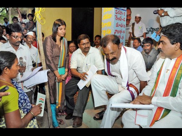 సీటు మారాలి!: ఎలక్షన్ కోసం నేతల సెలక్షన్ (పిక్చర్స్)