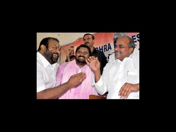 సీటు మారాలి!: ఎలక్షన్ కోసం నేతల సెలక్షన్ (పిక్చర్స్)