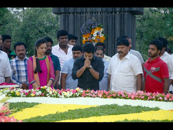 వేర్వేరుగా నివాళి!: జూ.ఎన్టీఆర్ టు తారకతర్న (పిక్చర్స్)