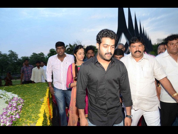 వేర్వేరుగా నివాళి!: జూ.ఎన్టీఆర్ టు తారకతర్న (పిక్చర్స్)