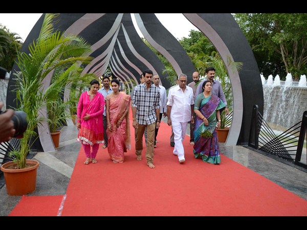 వేర్వేరుగా నివాళి!: జూ.ఎన్టీఆర్ టు తారకతర్న (పిక్చర్స్)