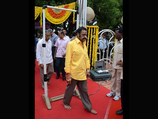 వేర్వేరుగా నివాళి!: జూ.ఎన్టీఆర్ టు తారకతర్న (పిక్చర్స్)