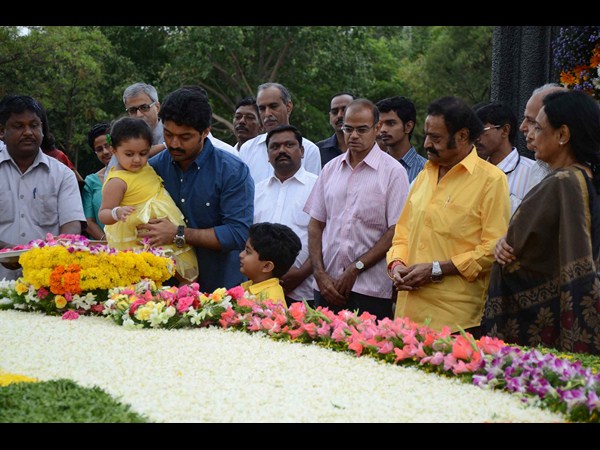 వేర్వేరుగా నివాళి!: జూ.ఎన్టీఆర్ టు తారకతర్న (పిక్చర్స్)