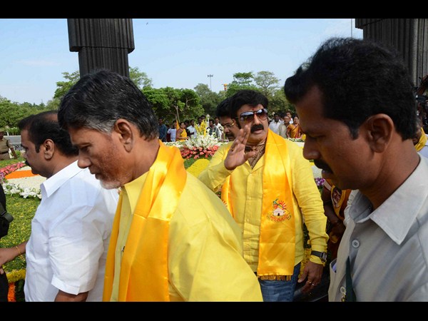 వేర్వేరుగా నివాళి!: జూ.ఎన్టీఆర్ టు తారకతర్న (పిక్చర్స్)