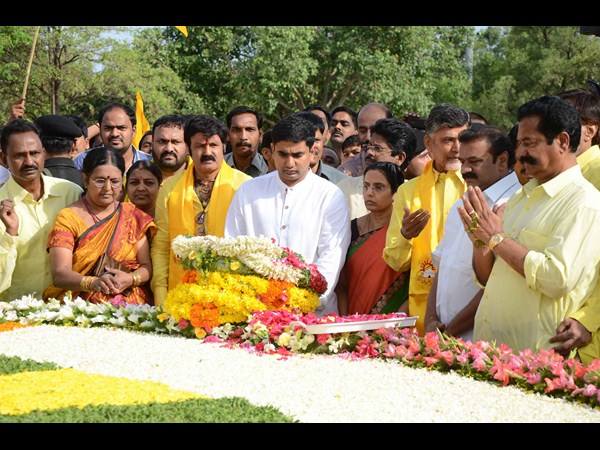వేర్వేరుగా నివాళి!: జూ.ఎన్టీఆర్ టు తారకతర్న (పిక్చర్స్)