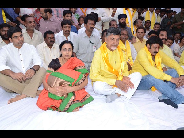 వేర్వేరుగా నివాళి!: జూ.ఎన్టీఆర్ టు తారకతర్న (పిక్చర్స్)