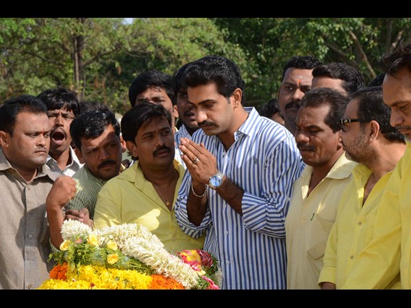 వేర్వేరుగా నివాళి!: జూ.ఎన్టీఆర్ టు తారకతర్న (పిక్చర్స్)