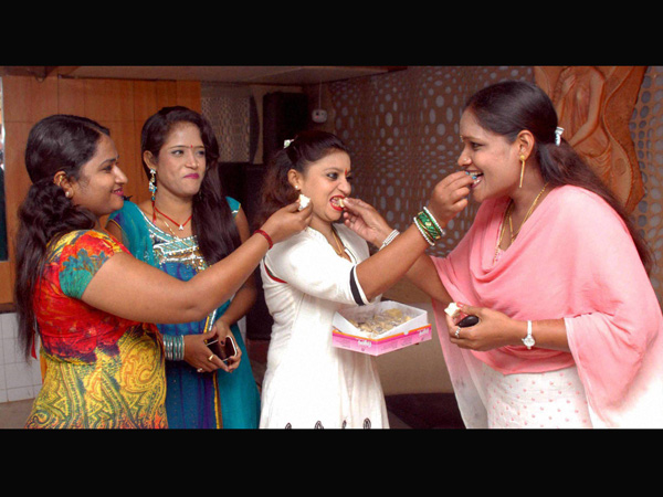 బార్ గర్ల్స్ ఆనందం