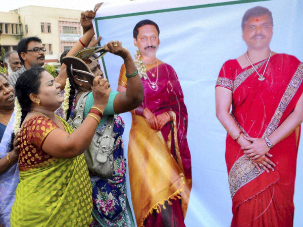 ఎగతాళి చేసిన ఆందోళనకారులు