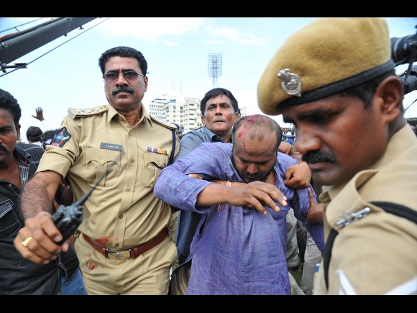 రక్తం కారుతూ..