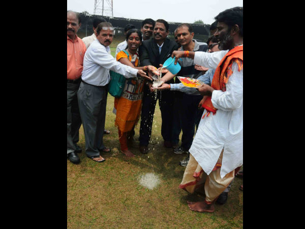 వేద మంత్రోచ్ఛారణలతో..