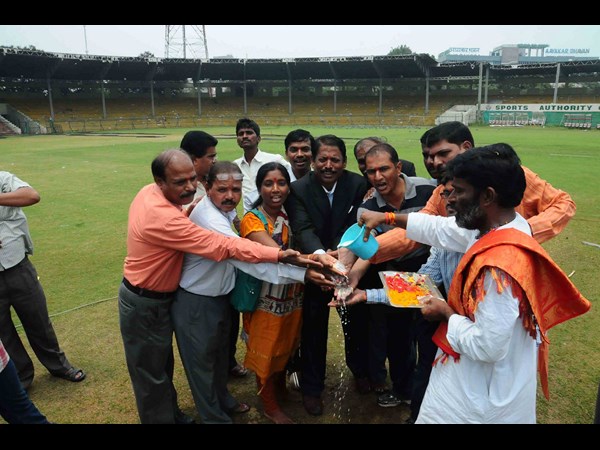 నినాదాలతో మలినం..