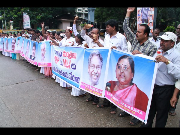 రాజీనామా చేయాలి