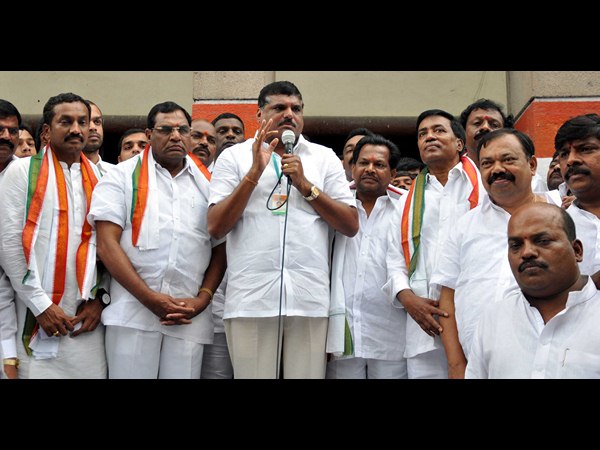 మాట్లాడుతున్న బొత్స