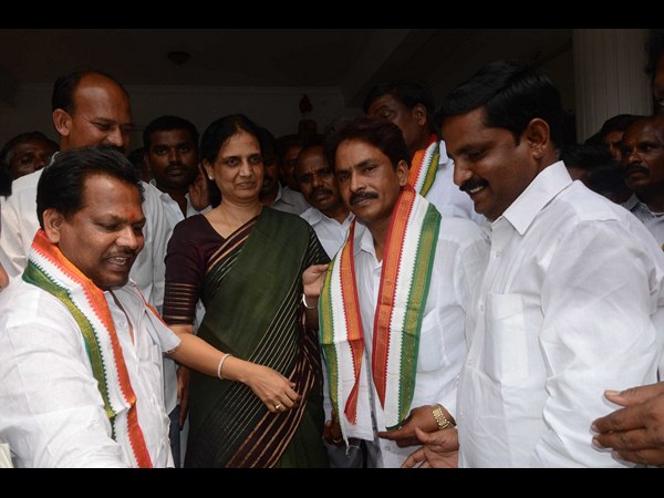 సబితను కలిసిన నేతలు