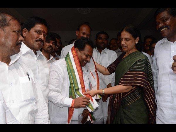 శాలువా కప్పిన సబిత
