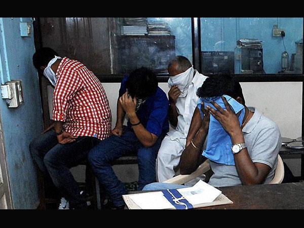 ఎస్పీ ఎమ్మెల్యే (ఎడమ నుంచి రెండో వ్యక్తి)