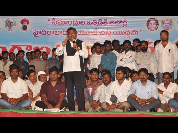 మాట్లాడుతున్న మందకృష్ణ మాదిగ