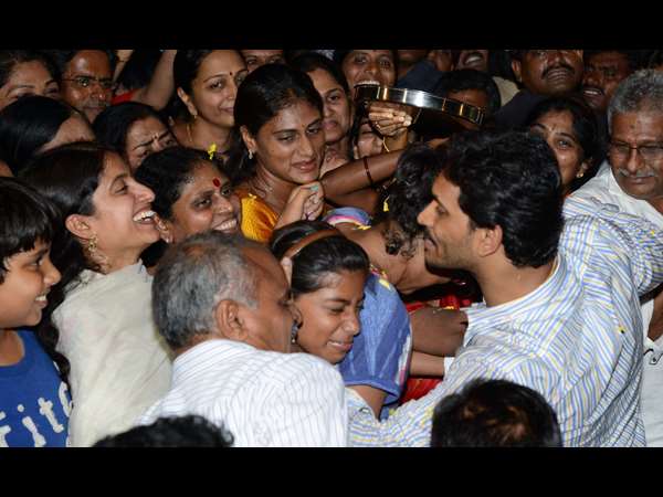 జగన్ రాకతో మోములో నవ్వు