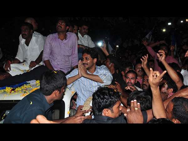 జగన్ అభివాదం