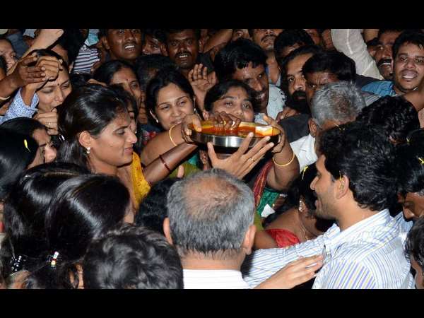 జగన్కు హారతి