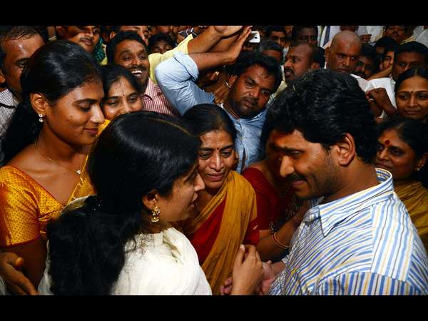 భారతి వైపు చూస్తూ..
