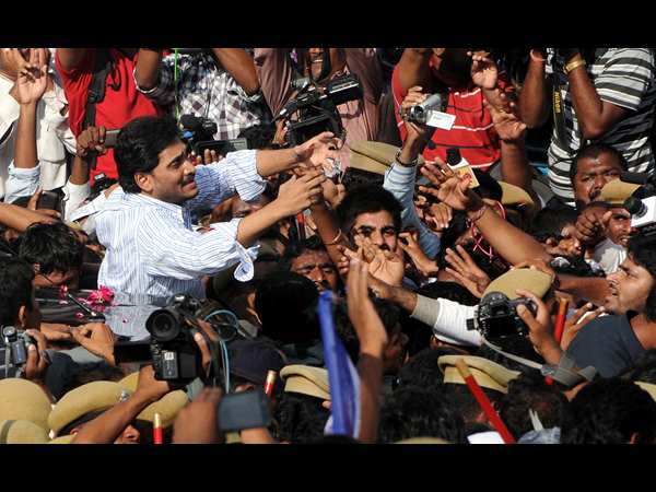 జగన్ బయటకు రాగానే కోలాహలం