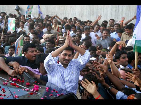 బయటకొచ్చి అభివాదం