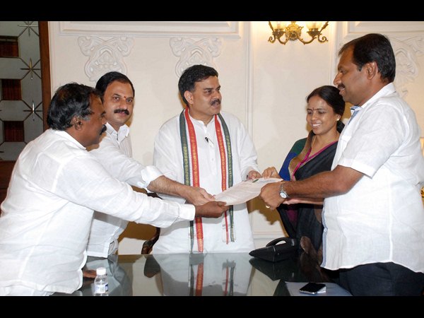 స్పీకర్తో శాసనసభ్యులు..