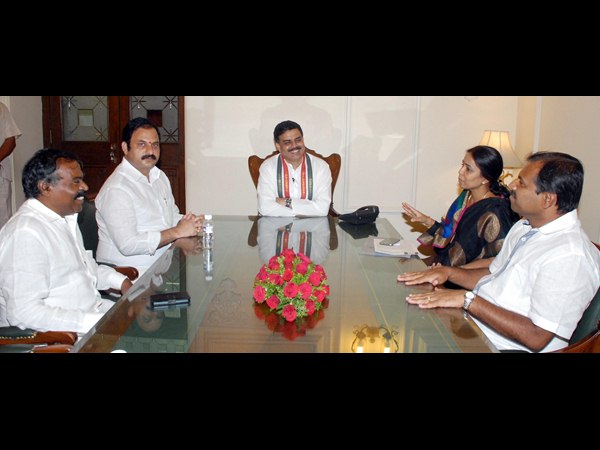 స్పీకర్ను కలిసింది వీరే...