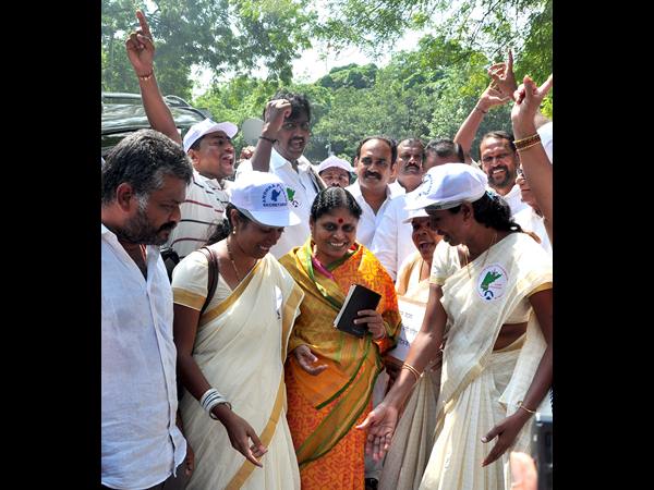 బైబిల్తో విజయమ్మ