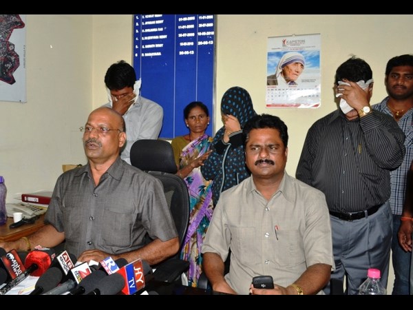 మాట్లాడుతున్న పోలీసులు