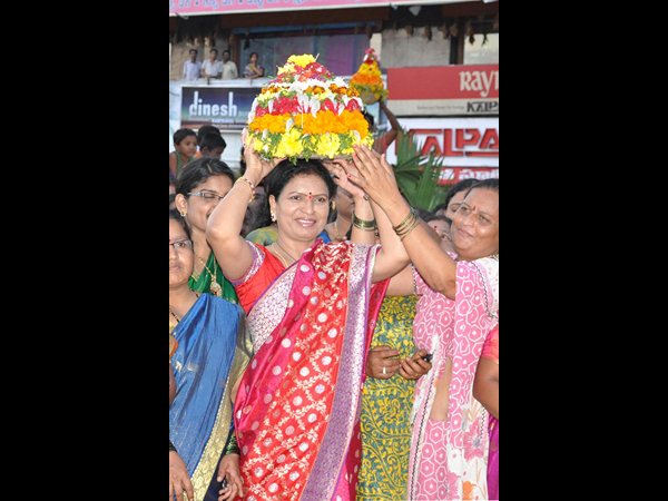 బతుకమ్మను ఎత్తుకున్న అరుణ