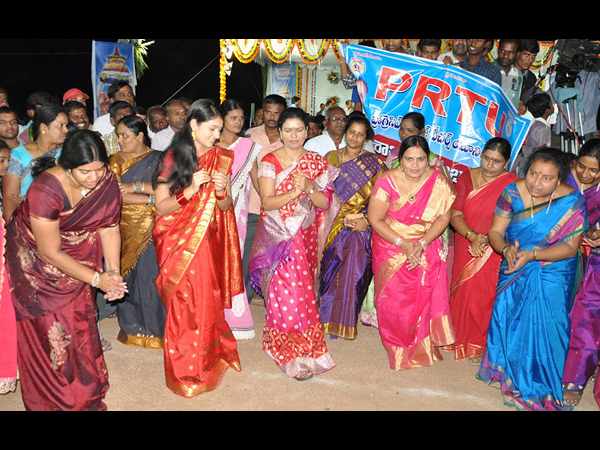 తోటి మహిళలతో చేతులు కలిపి..