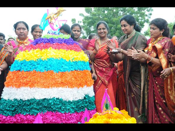బతుకమ్మ, బతుకమ్మ ఉయ్యాలో..