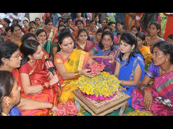 కవిత పోటీ బతుకమ్మ