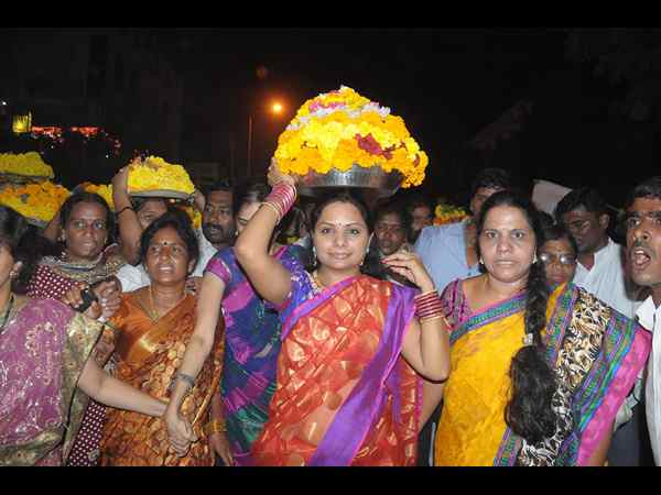 బతుకమ్మను ఎత్తుకున్న కవిత