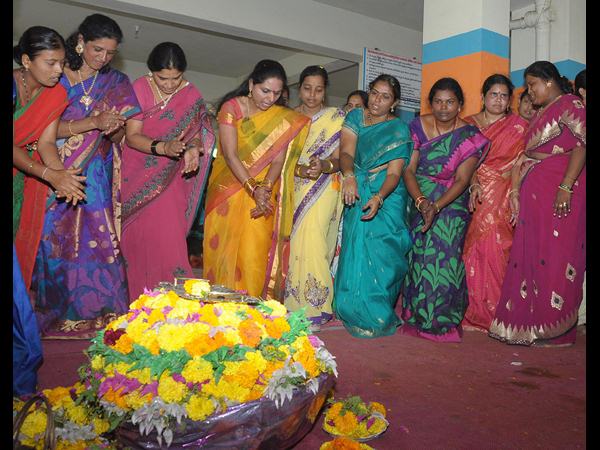 బంగారు బతుకమ్మ ఉయ్యాలో..