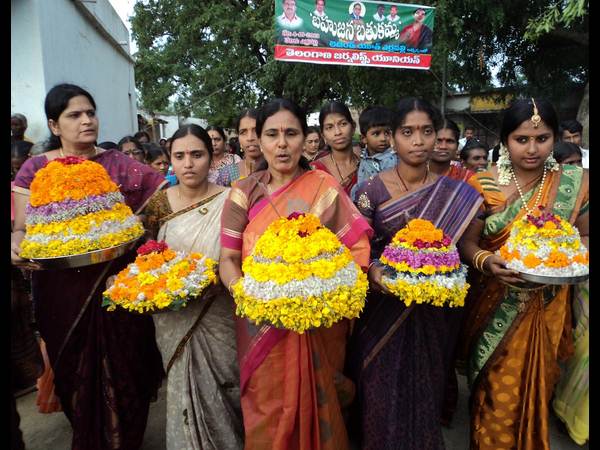 బతుకమ్మలతో విమలక్క