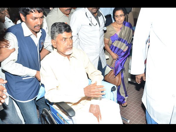 బాబు పక్కన భువనేశ్వరి
