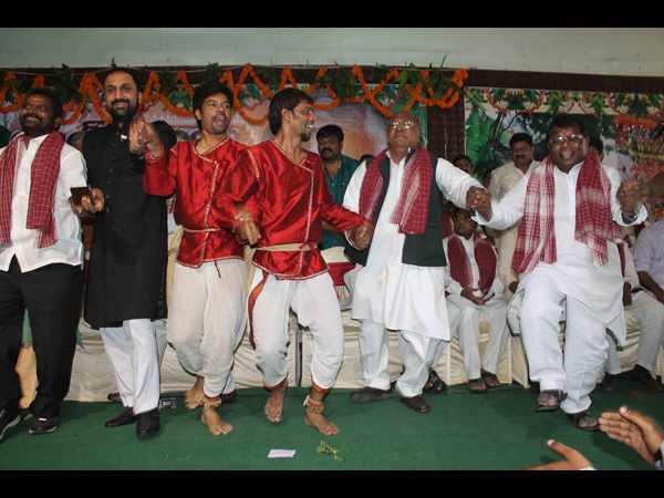 కదం తొక్కుతూ...