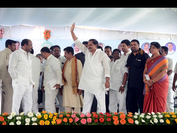కేంద్రంతో పోటీ పడుతున్నా..