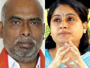 Medak people obstruct Vijayashanthi Medak people obstruct Vijayashanthi