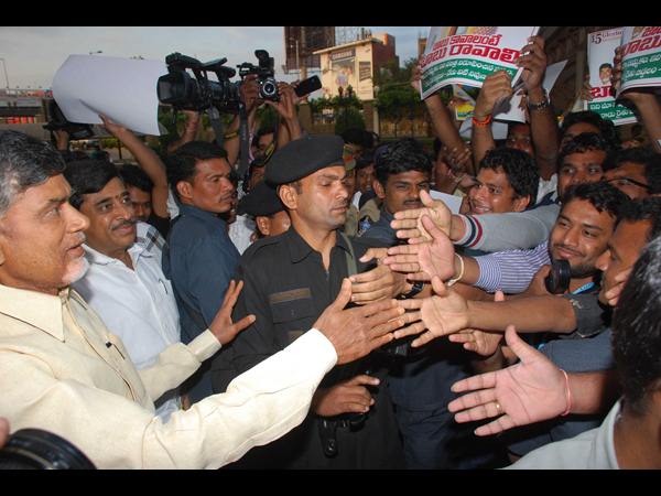 కరచాలనం చేయడానికి..