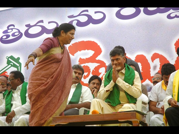 దండం పెడుతూ చంద్రబాబు..